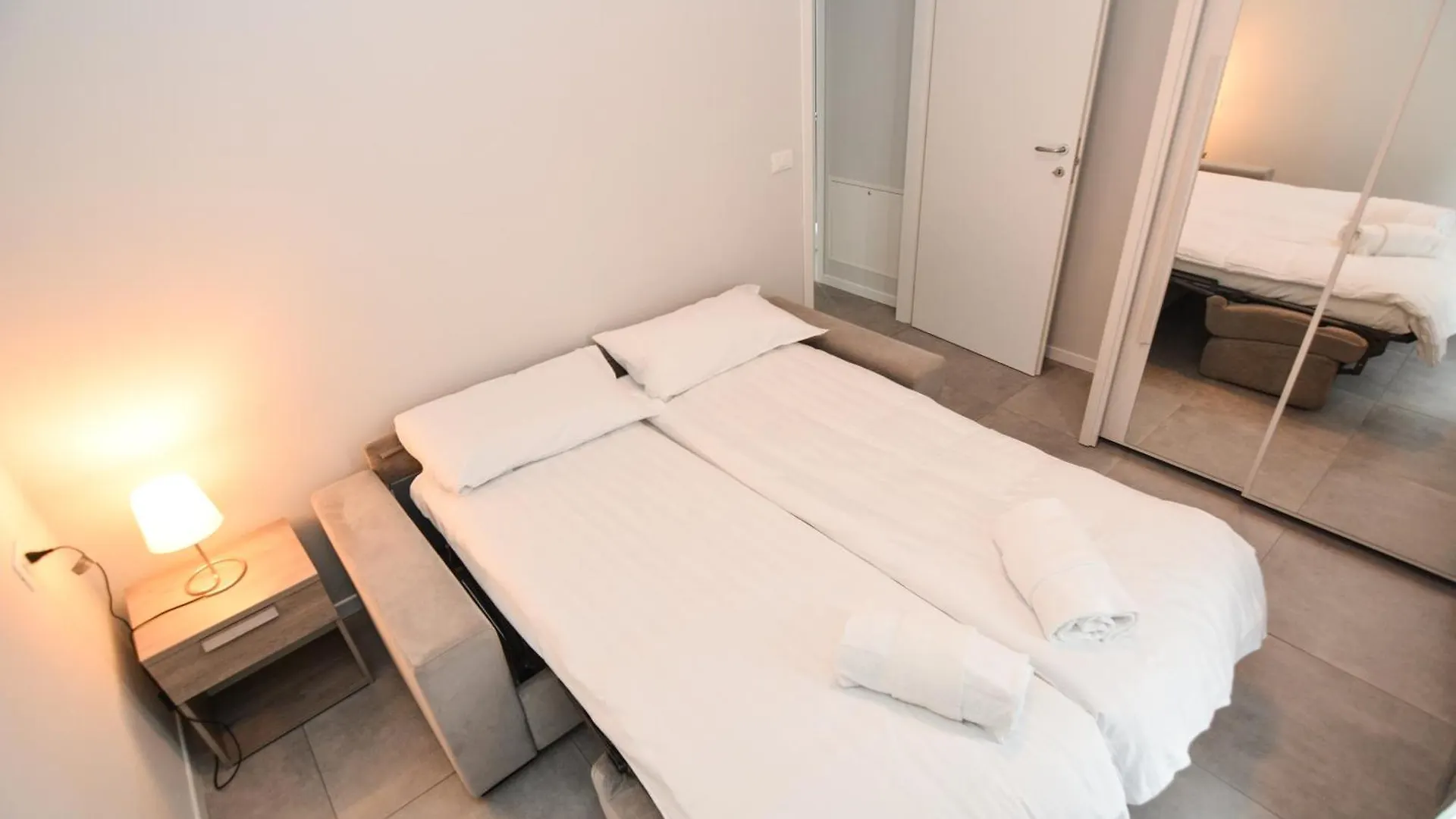 Sunset Lodge - Enjoy Holiday Garda  0*, Garda (Verona) Italia